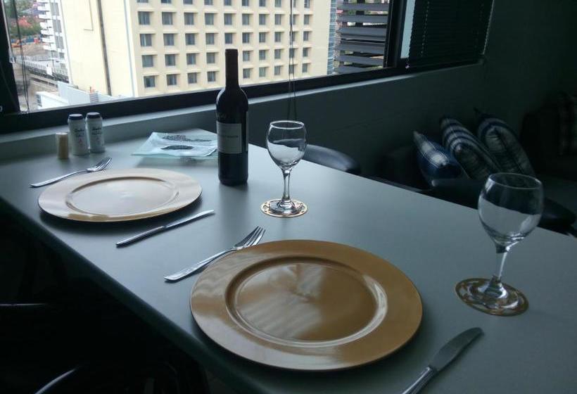 هتل کپسول 77 On Independence