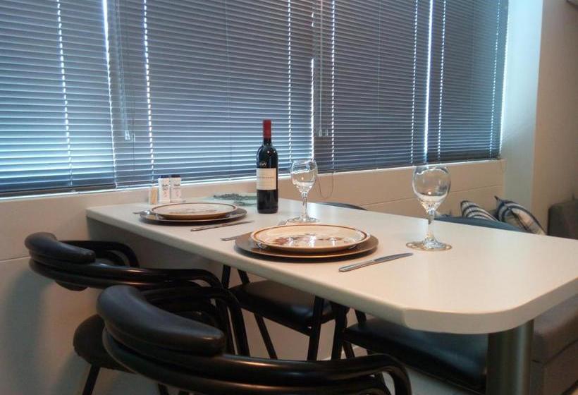 هتل کپسول 77 On Independence