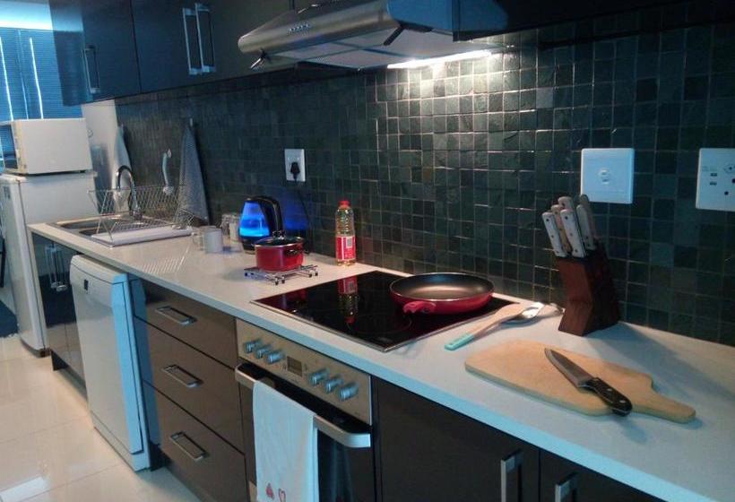 هتل کپسول 77 On Independence