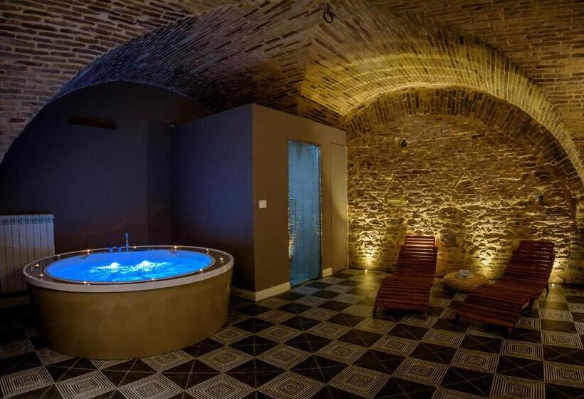 Marie Claire Apartments & Spa