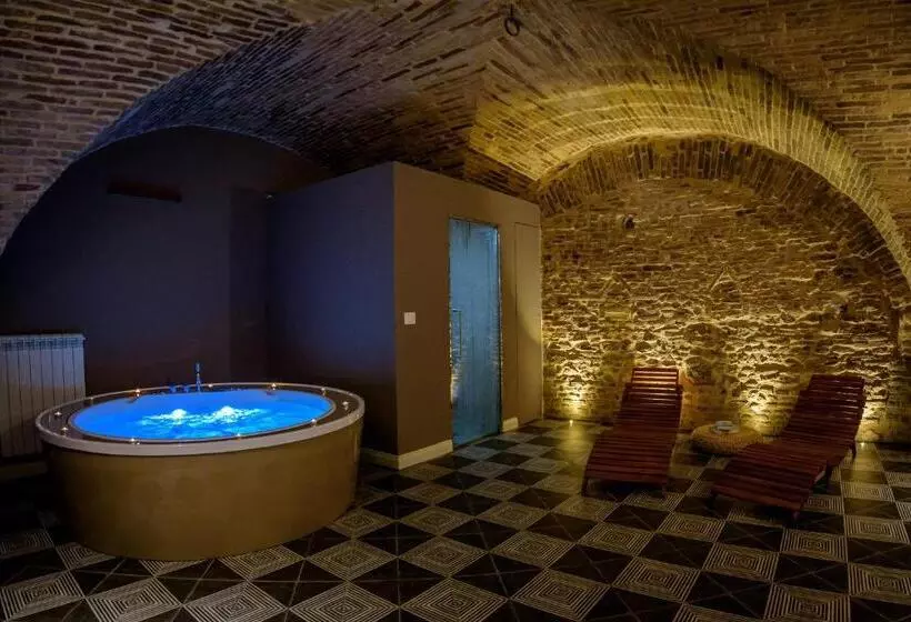 Marie Claire Apartments & Spa