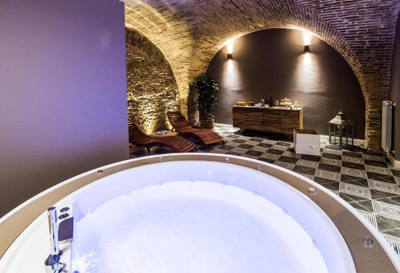 Marie Claire Apartments & Spa