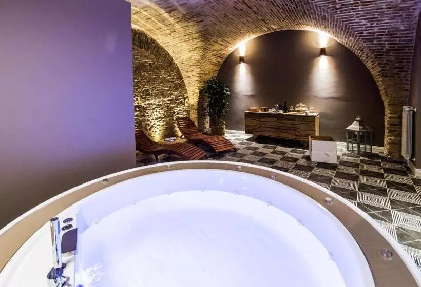 Marie Claire Apartments & Spa