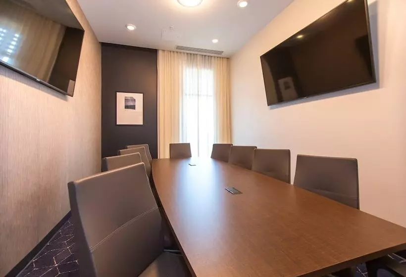 هتل Courtyard By Marriott Rapid City