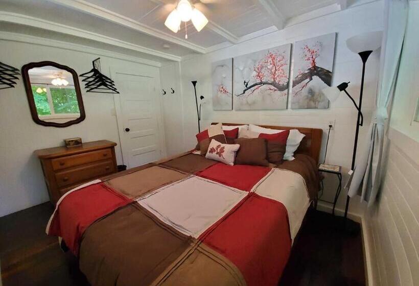 فندق Cute Cottage Above The Creek Farmhouse