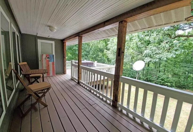 هتل Cute Cottage Above The Creek Farmhouse