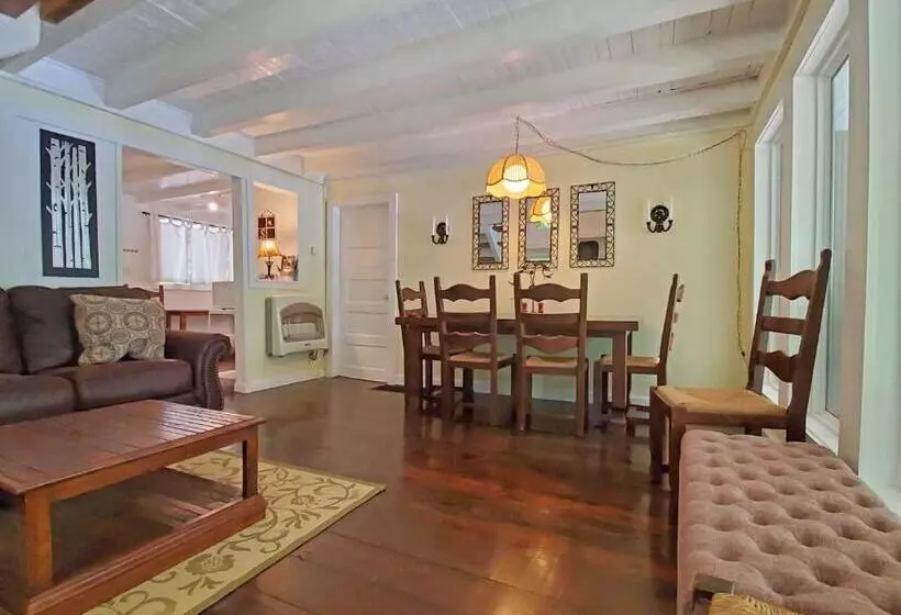 هتل Cute Cottage Above The Creek Farmhouse