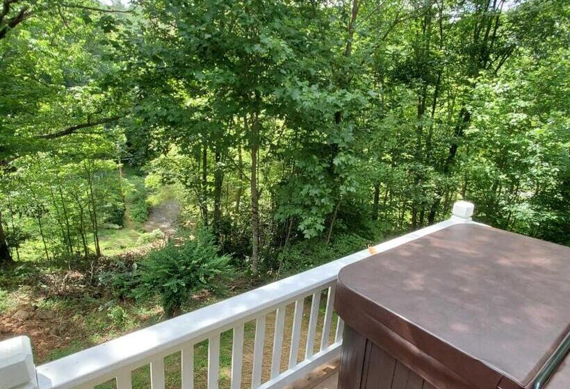 فندق Cute Cottage Above The Creek Farmhouse