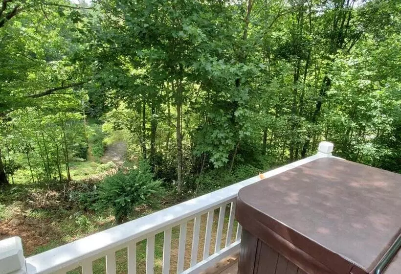 هتل Cute Cottage Above The Creek Farmhouse