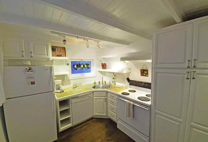 هتل Cute Cottage Above The Creek Farmhouse