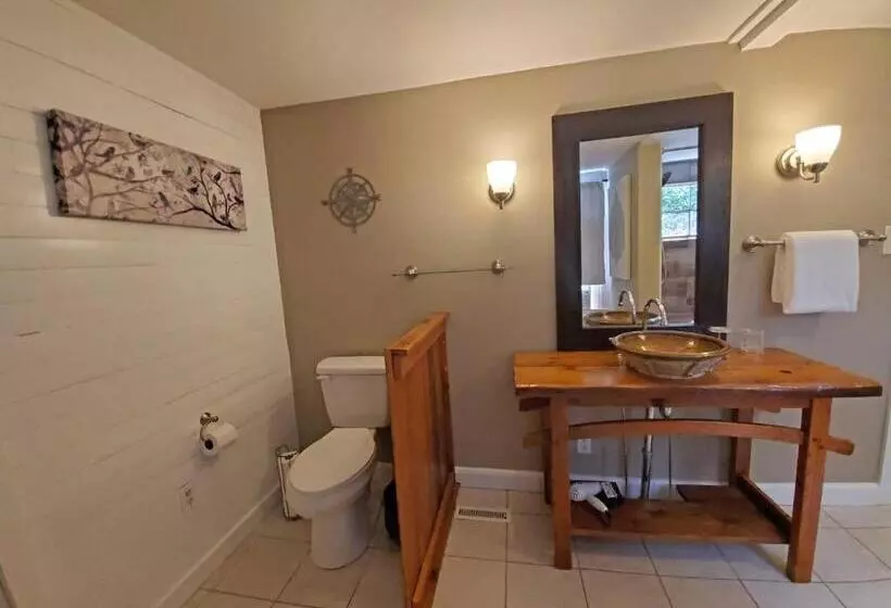 هتل Cute Cottage Above The Creek Farmhouse