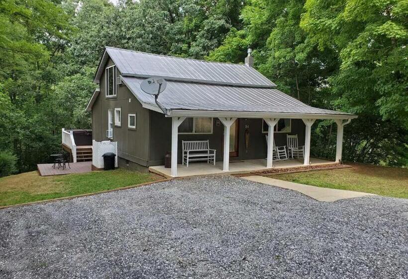 فندق Cute Cottage Above The Creek Farmhouse