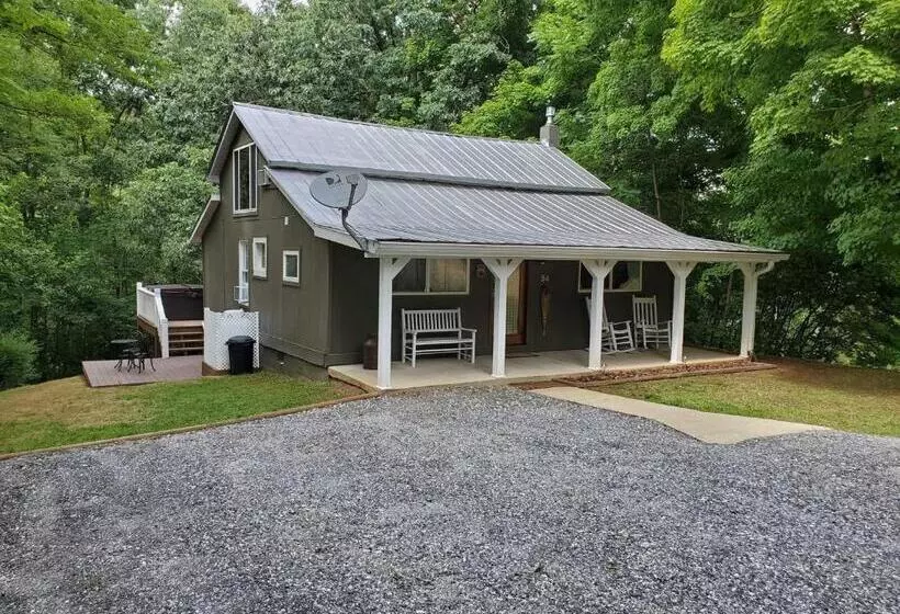 هتل Cute Cottage Above The Creek Farmhouse