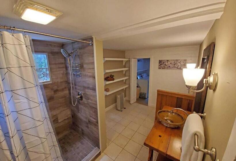 فندق Cute Cottage Above The Creek Farmhouse