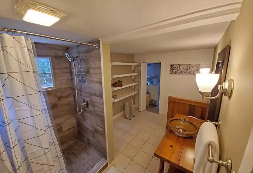 هتل Cute Cottage Above The Creek Farmhouse