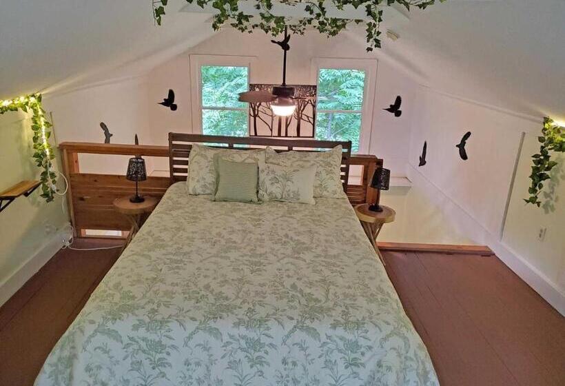 فندق Cute Cottage Above The Creek Farmhouse