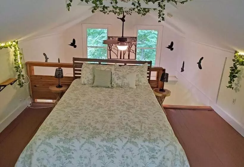 هتل Cute Cottage Above The Creek Farmhouse