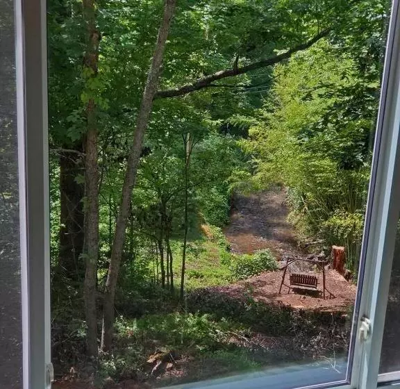 هتل Cute Cottage Above The Creek Farmhouse