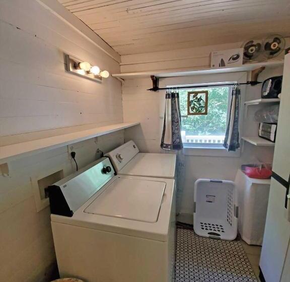 فندق Cute Cottage Above The Creek Farmhouse