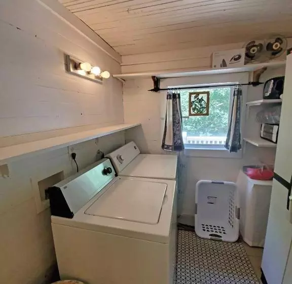 هتل Cute Cottage Above The Creek Farmhouse