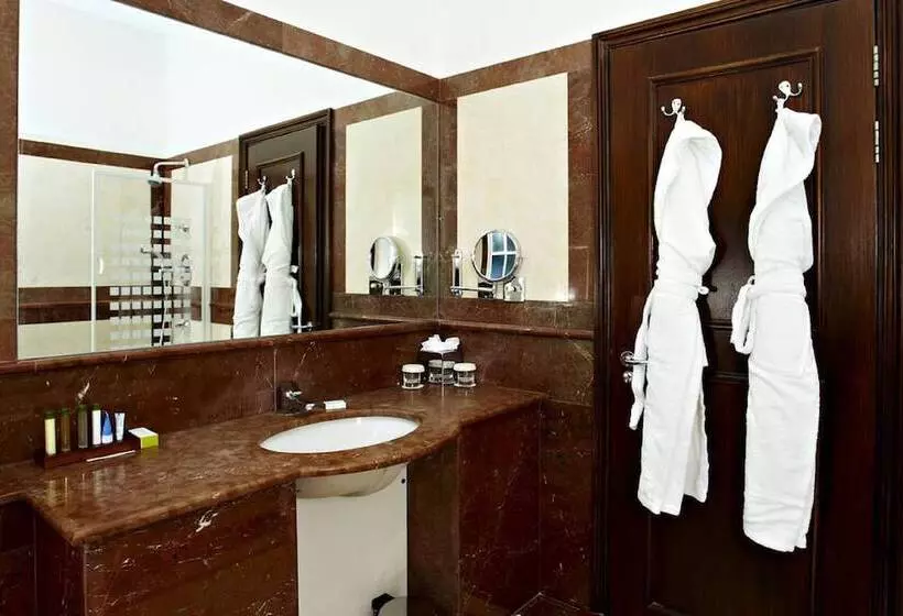 Courthouse Hotel London