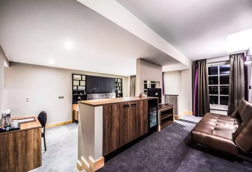 Courthouse Hotel London