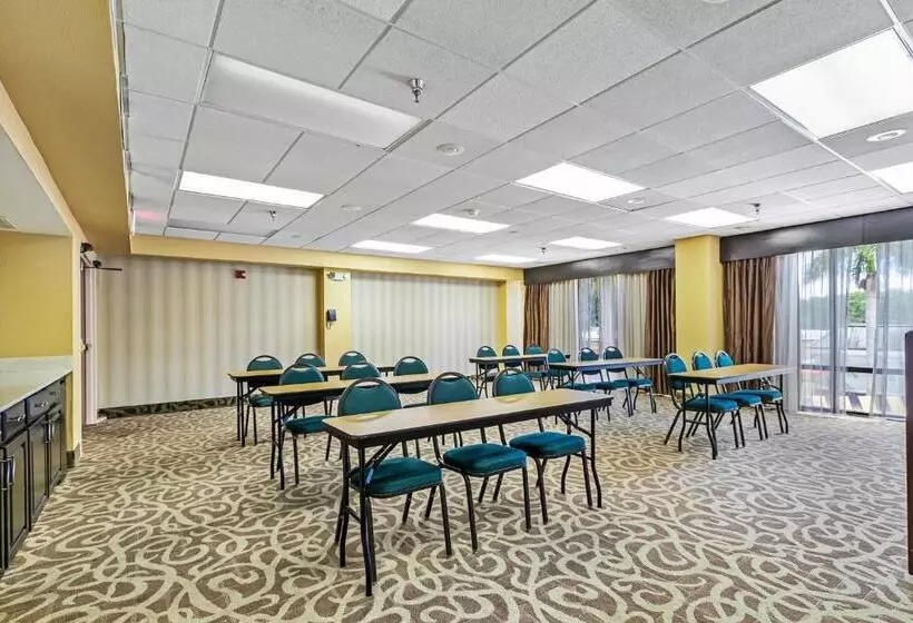 בית מלון כפרי Holiday Inn   St. Petersburg West, An Ihg