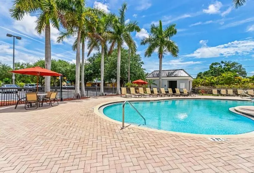 בית מלון כפרי Holiday Inn   St. Petersburg West, An Ihg