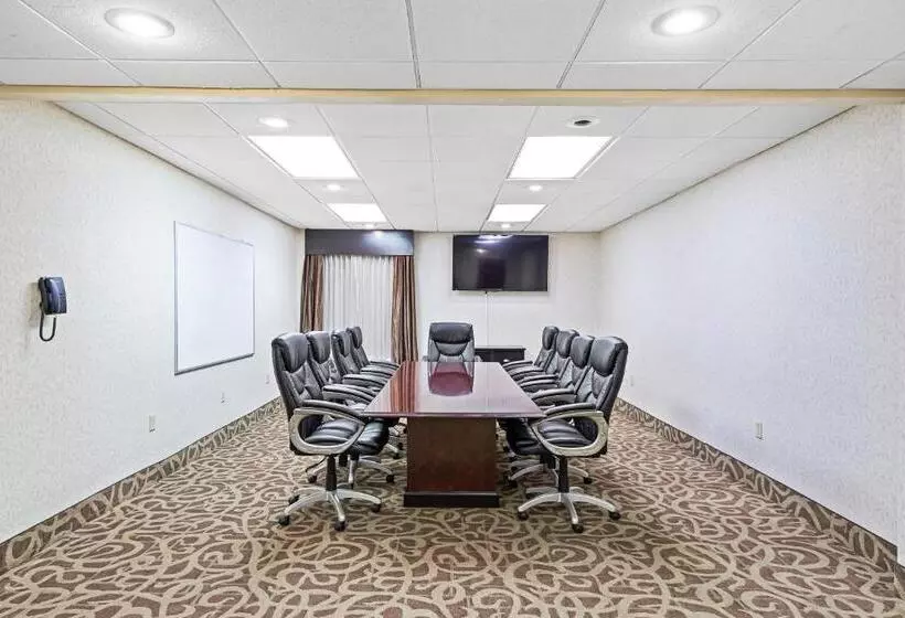 בית מלון כפרי Holiday Inn   St. Petersburg West, An Ihg