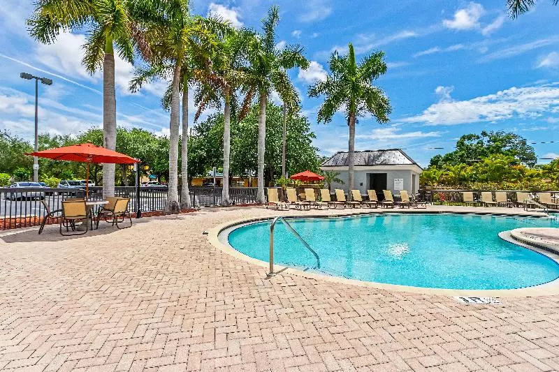 בית מלון כפרי Holiday Inn   St. Petersburg West, An Ihg