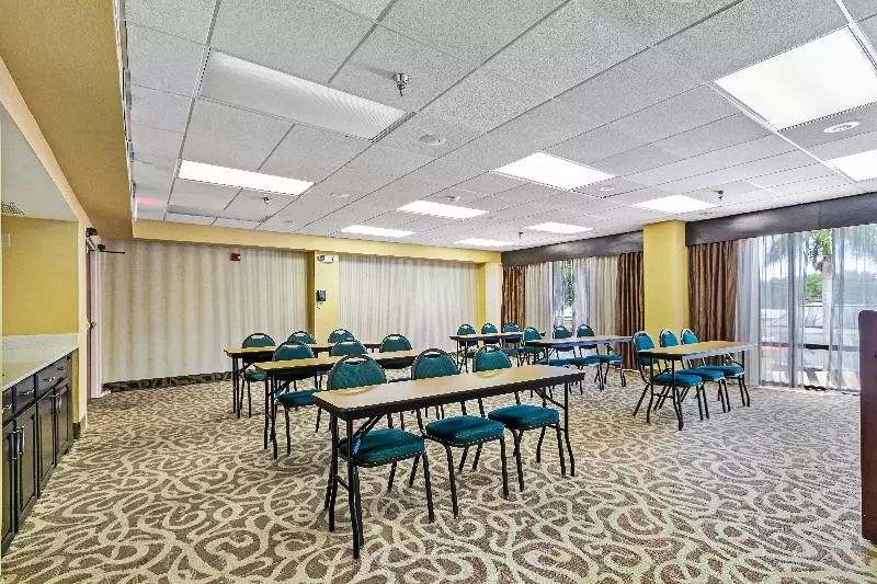 בית מלון כפרי Holiday Inn   St. Petersburg West, An Ihg