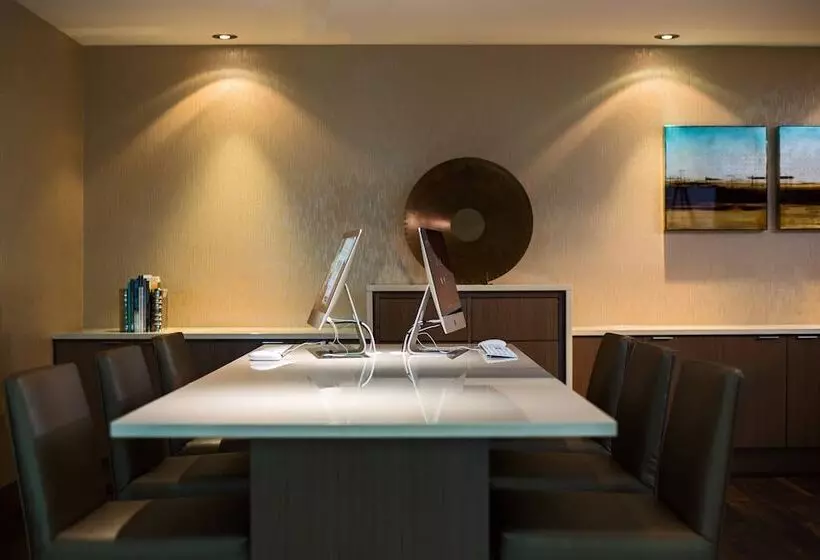 Отель Vancouver Marriott Pinnacle Downtown