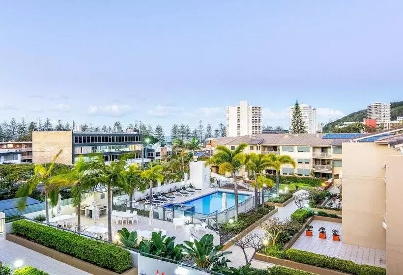 Hotelli The Village Holiday Apartments At Burleigh