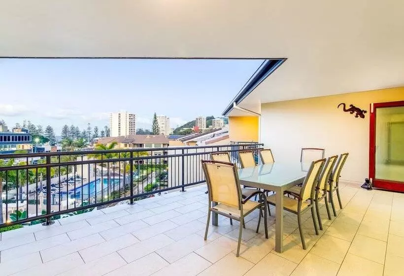 Hotelli The Village Holiday Apartments At Burleigh