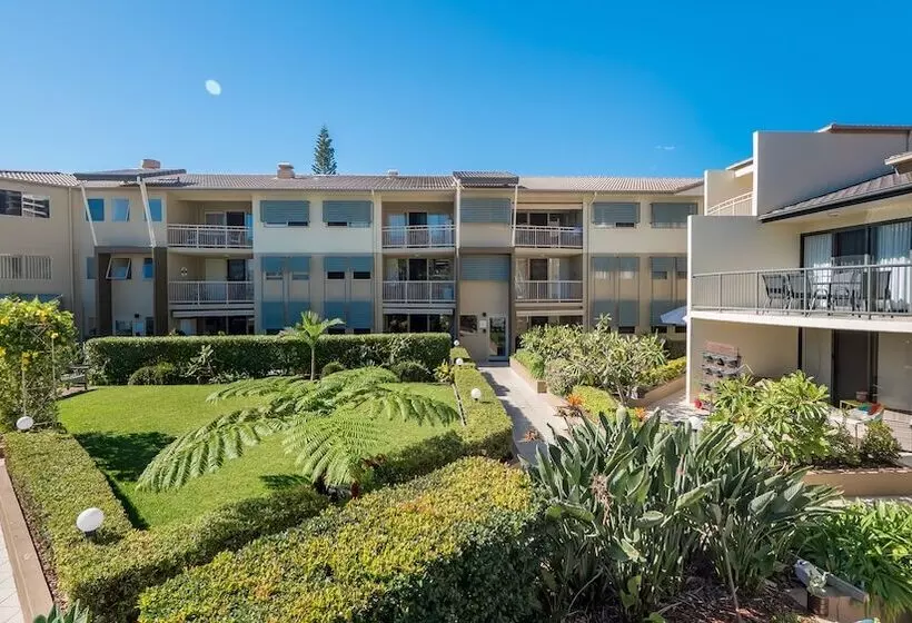 Hotelli The Village Holiday Apartments At Burleigh