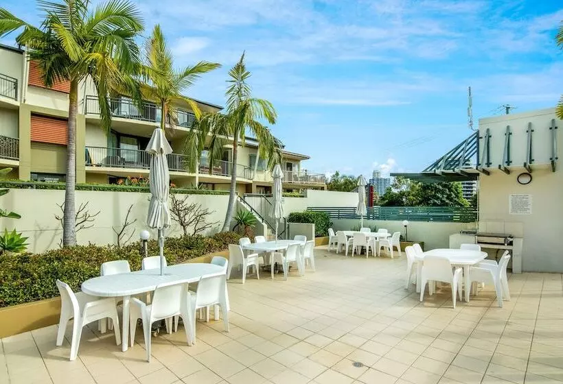 Hotelli The Village Holiday Apartments At Burleigh