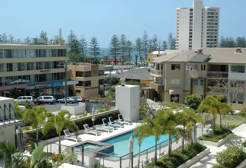 Hotelli The Village Holiday Apartments At Burleigh