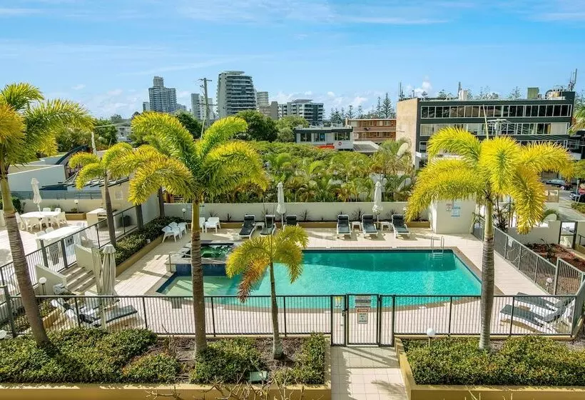 Hotelli The Village Holiday Apartments At Burleigh