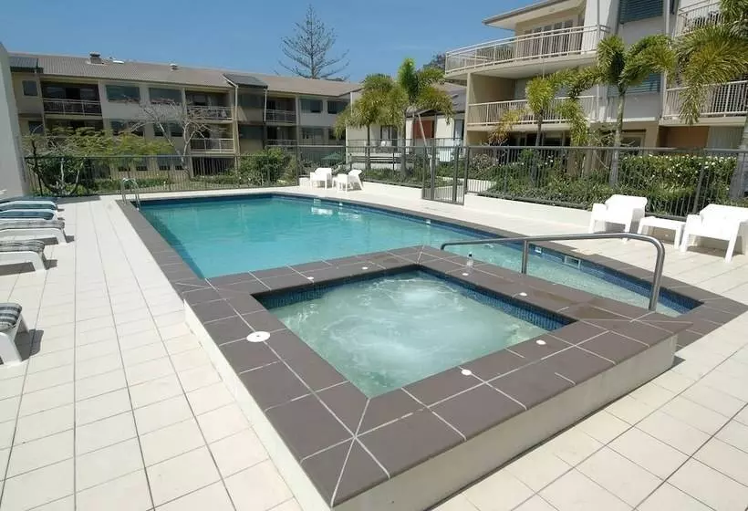 Hotelli The Village Holiday Apartments At Burleigh
