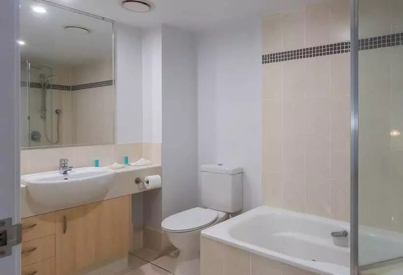 Hotelli The Village Holiday Apartments At Burleigh