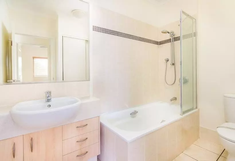 Hotelli The Village Holiday Apartments At Burleigh