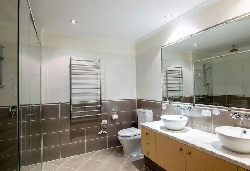 Hotelli The Village Holiday Apartments At Burleigh