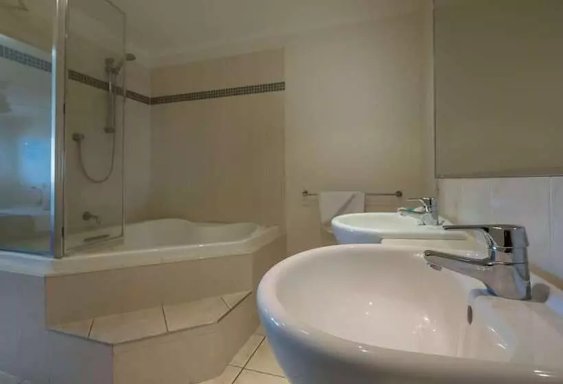 Hotelli The Village Holiday Apartments At Burleigh