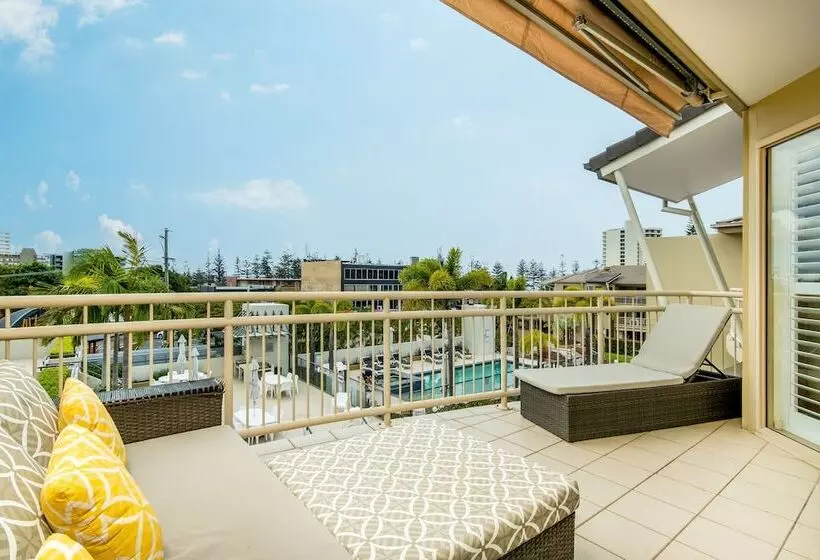 Hotelli The Village Holiday Apartments At Burleigh