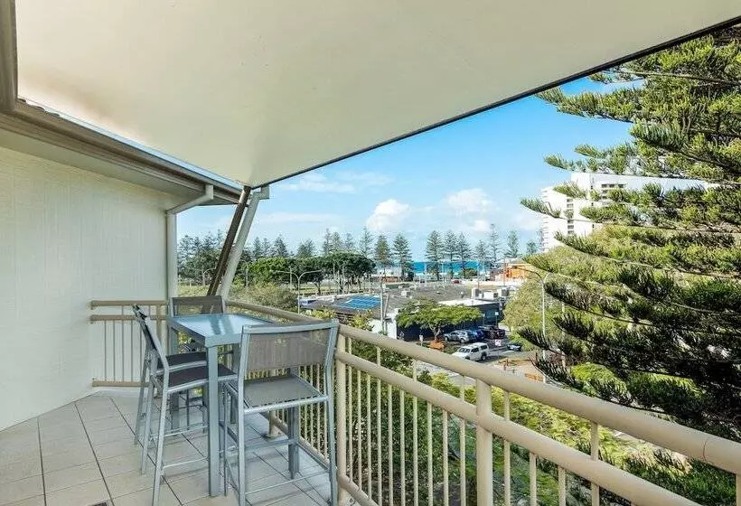 Hotelli The Village Holiday Apartments At Burleigh
