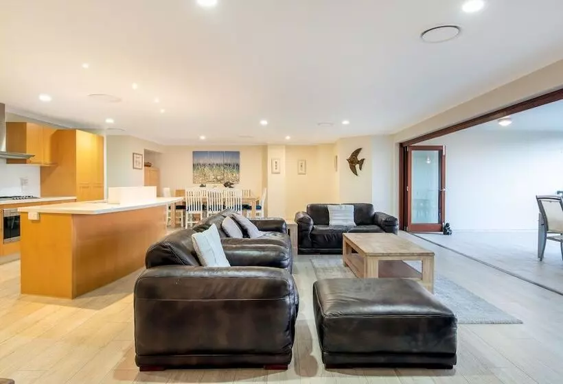 Hotelli The Village Holiday Apartments At Burleigh