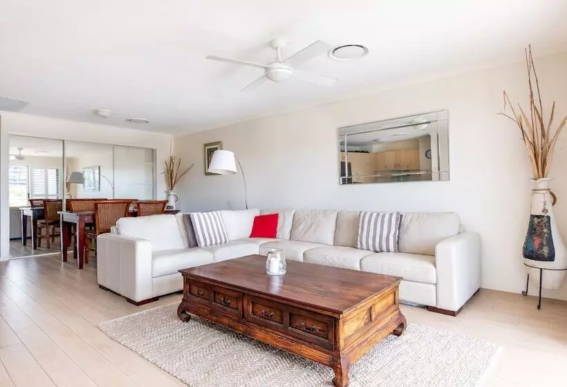 Hotelli The Village Holiday Apartments At Burleigh