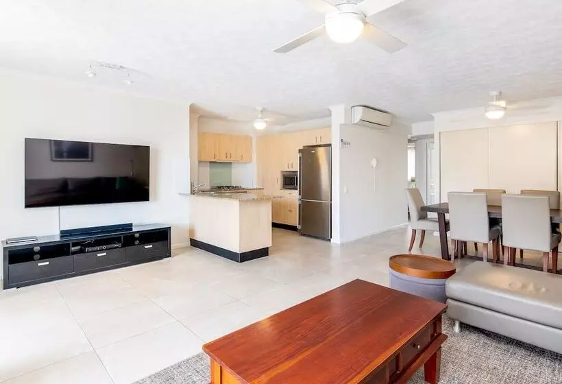 Hotelli The Village Holiday Apartments At Burleigh