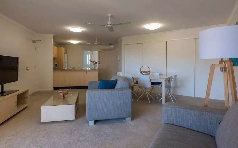Hotelli The Village Holiday Apartments At Burleigh