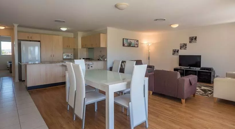 Hotelli The Village Holiday Apartments At Burleigh
